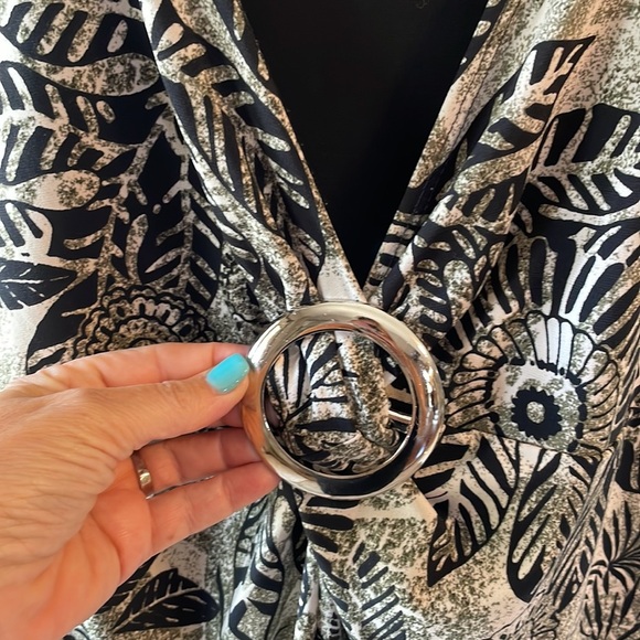 MAGGIE BARNES 2 in 1 look blouse top Leaf motif 3/4 sleeve front ring accent 3X - Picture 2 of 13